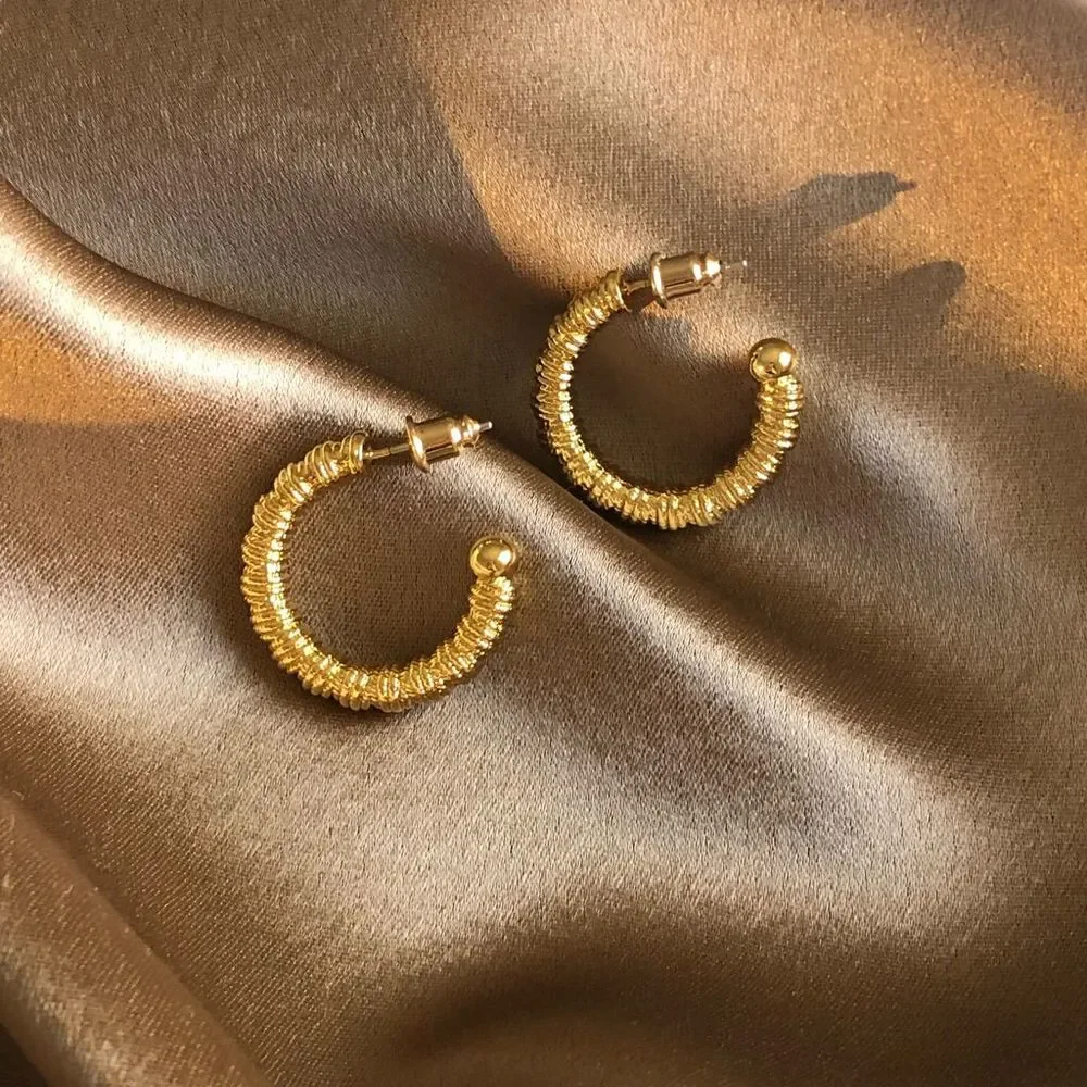 18K Gold Plated Minimalistic String Wired Hoop Earrings